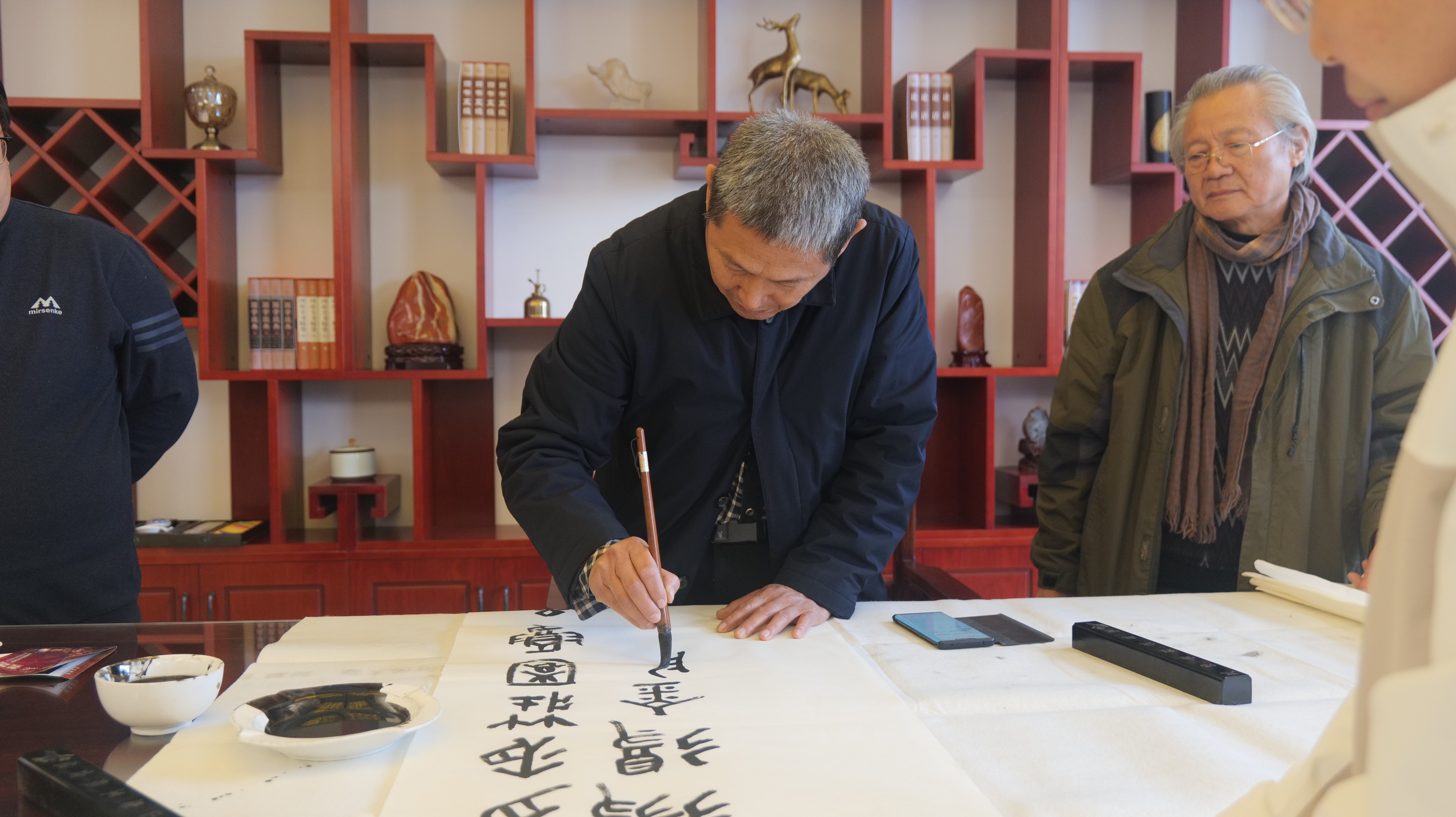 墨香飄逸賦紅酒，書(shū)韻流觴潤(rùn)莊園